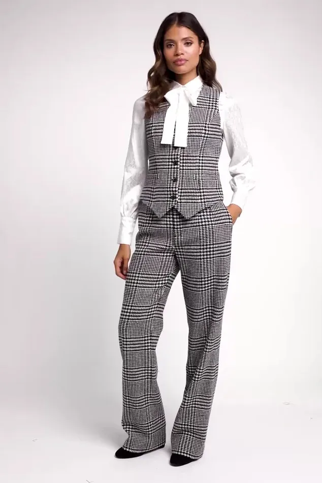 Holland Cooper Waistcoats Hampton Waistcoat Large Scale Prince Of Wales Mono 8211 Women Holland Cooper Waistcoats Hampton Waistcoat Large Scale Prince Of Wales Mono 8211 Women