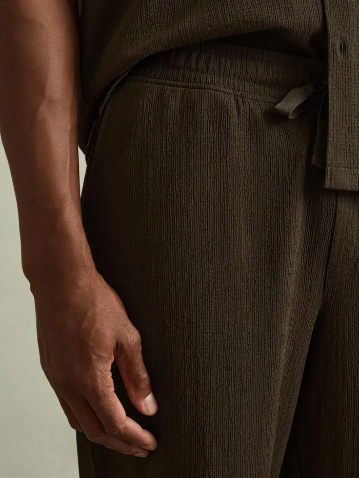 Reiss Trousers Men Textured Crepe Drawstring Trousers In Dark Olive Green Reiss Trousers Men Textured Crepe Drawstring Trousers In Dark Olive Green