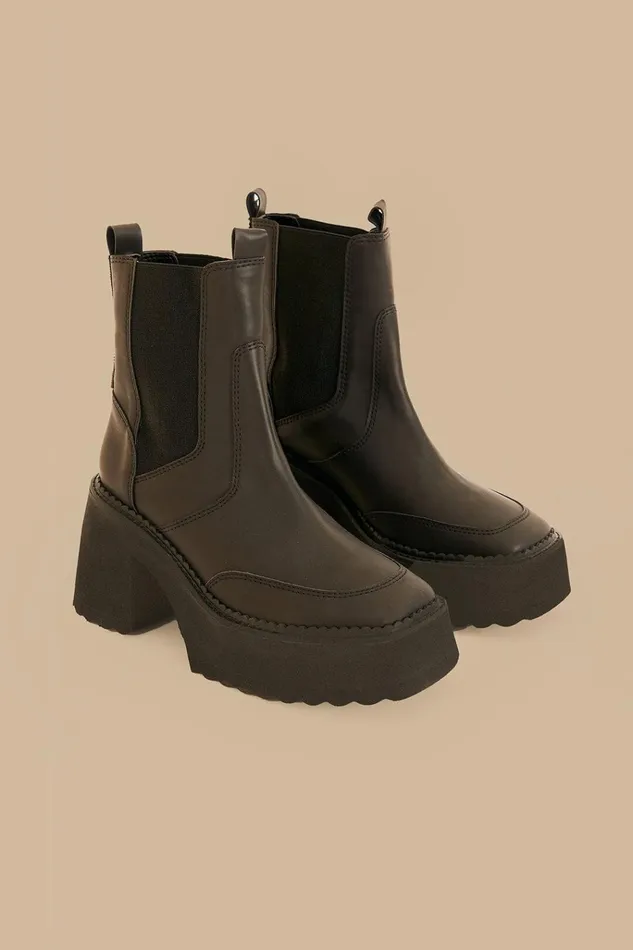 Women Farm Rio Boots and Sneakers Black Block Heel Chelsea Boot