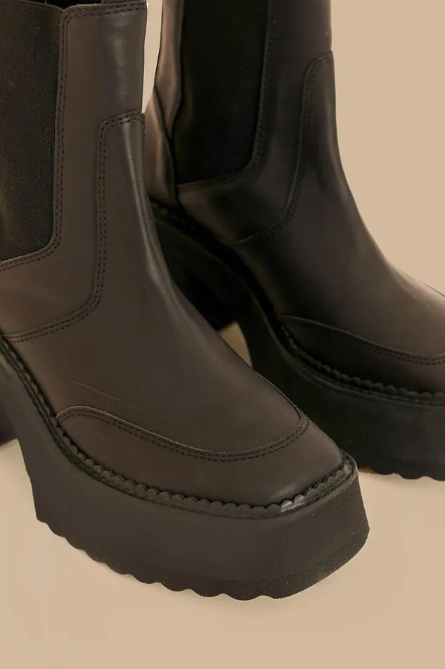 Women Farm Rio Boots and Sneakers Black Block Heel Chelsea Boot
