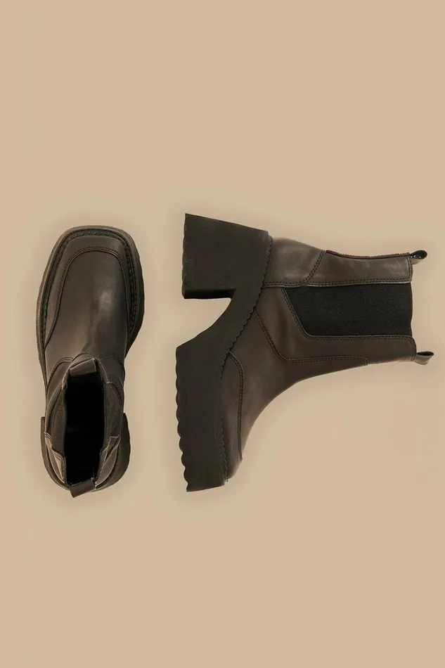 Women Farm Rio Boots and Sneakers Black Block Heel Chelsea Boot